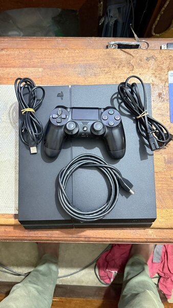 Console PS4 avec manette
