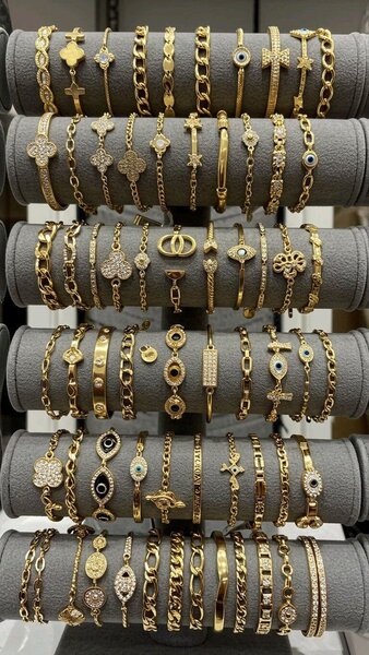 Parure de bijoux dorés élégants