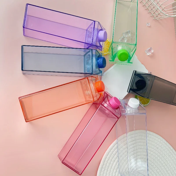 Bouteille d'eau carrée colorée