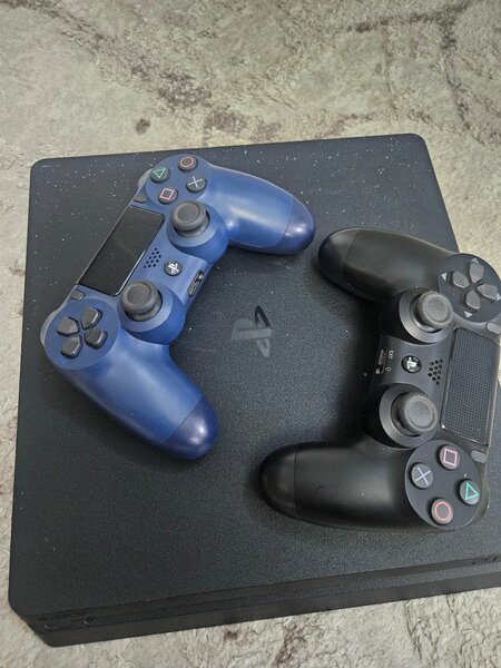 Console PS4 avec Manettes