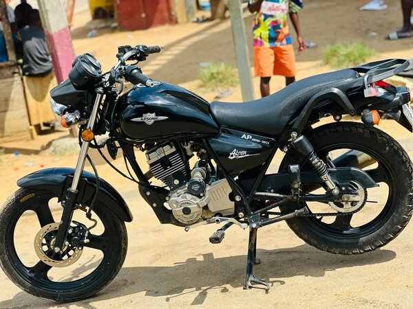 Moto Axtor noire
