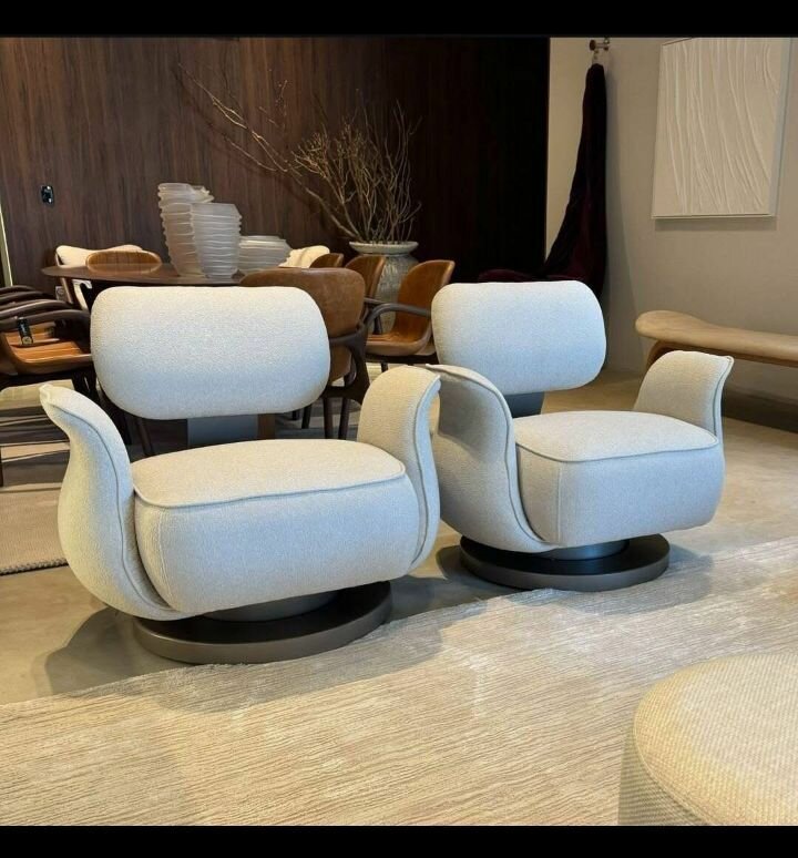 Fauteuil rotatif en tissu gris clair