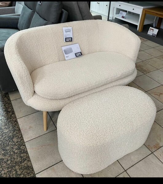 Fauteuil en tissu beige avec repose-pieds