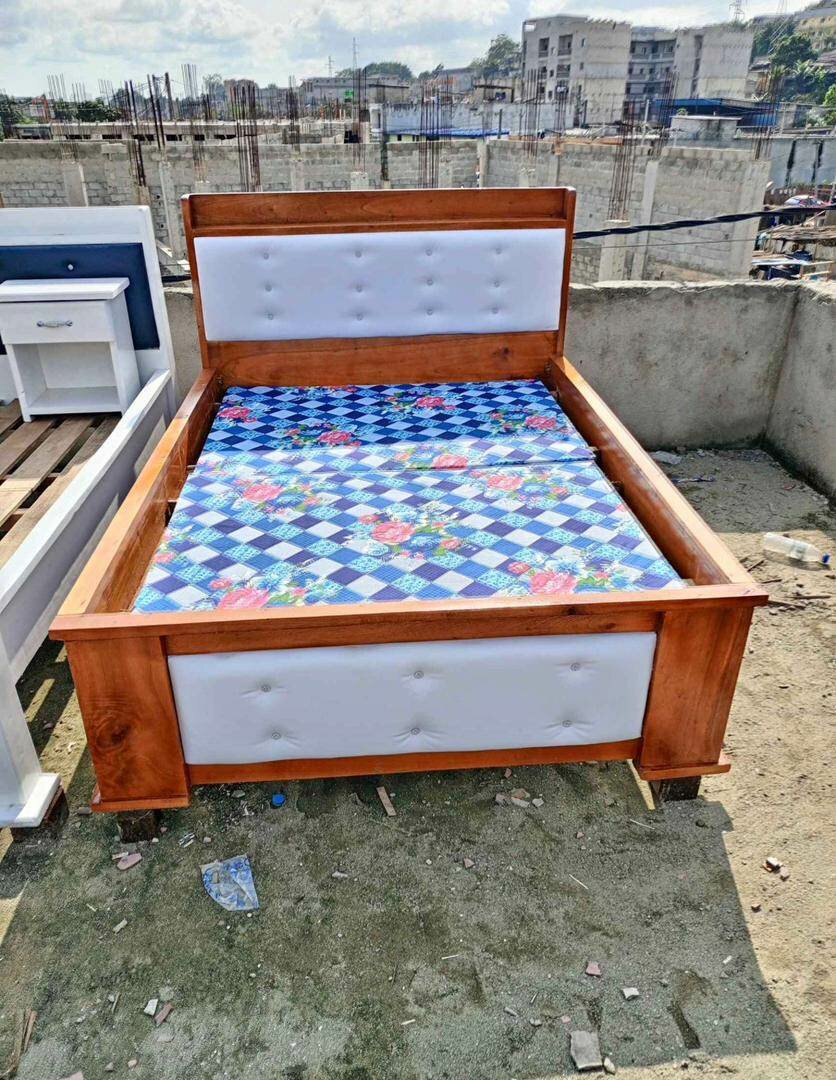 Lits élégants en bois et tissu