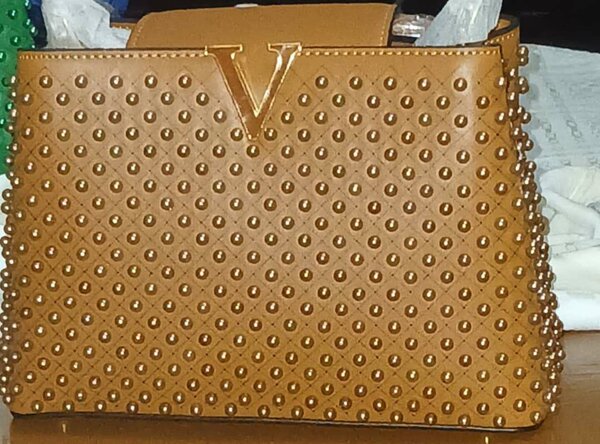 Sac à main clouté chic