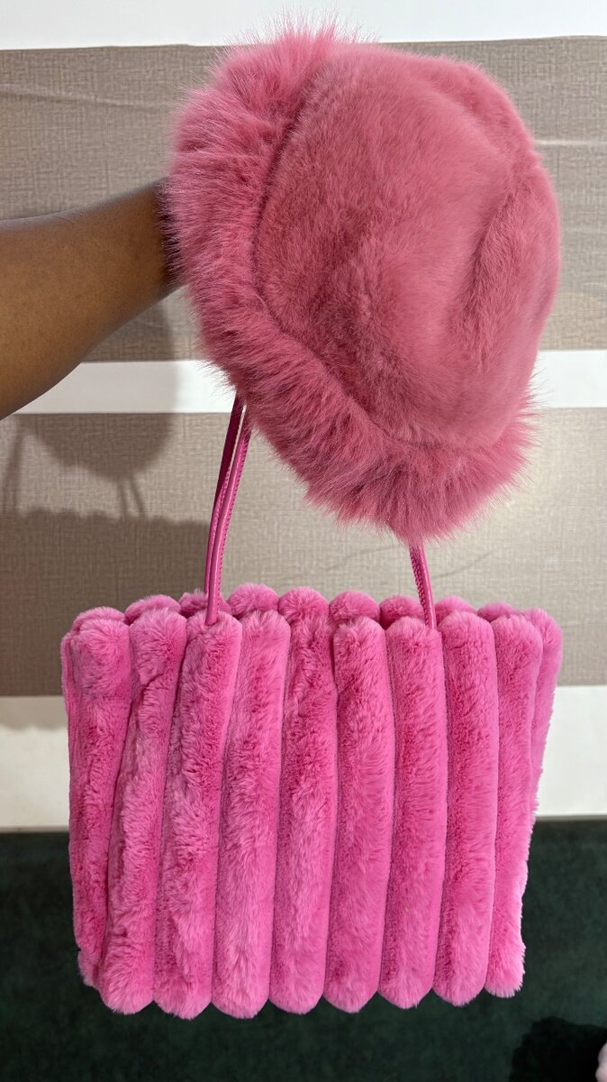 Sac à main en peluche rose