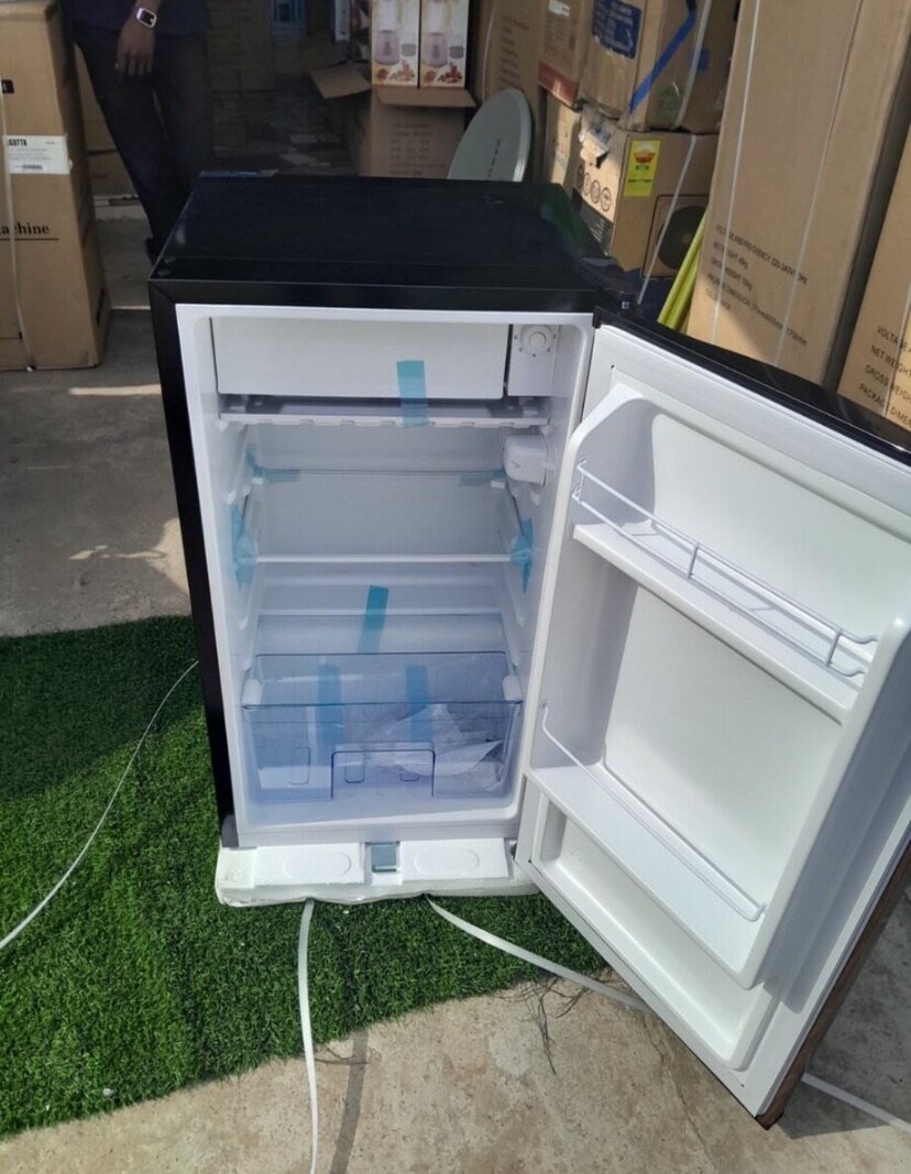WESTPOOL TABLE TOP SINGLE DOOR FRIDGE 80 LITRES