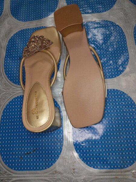 Sandales dorées élégantes