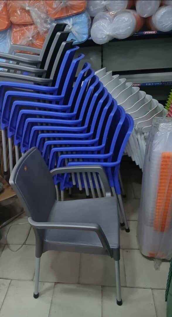 Chaise empilable en plastique