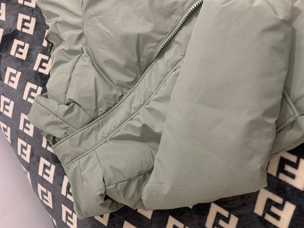 Куртка новая с капюшоном