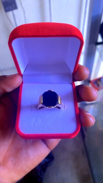 Bague en or avec pierre noire