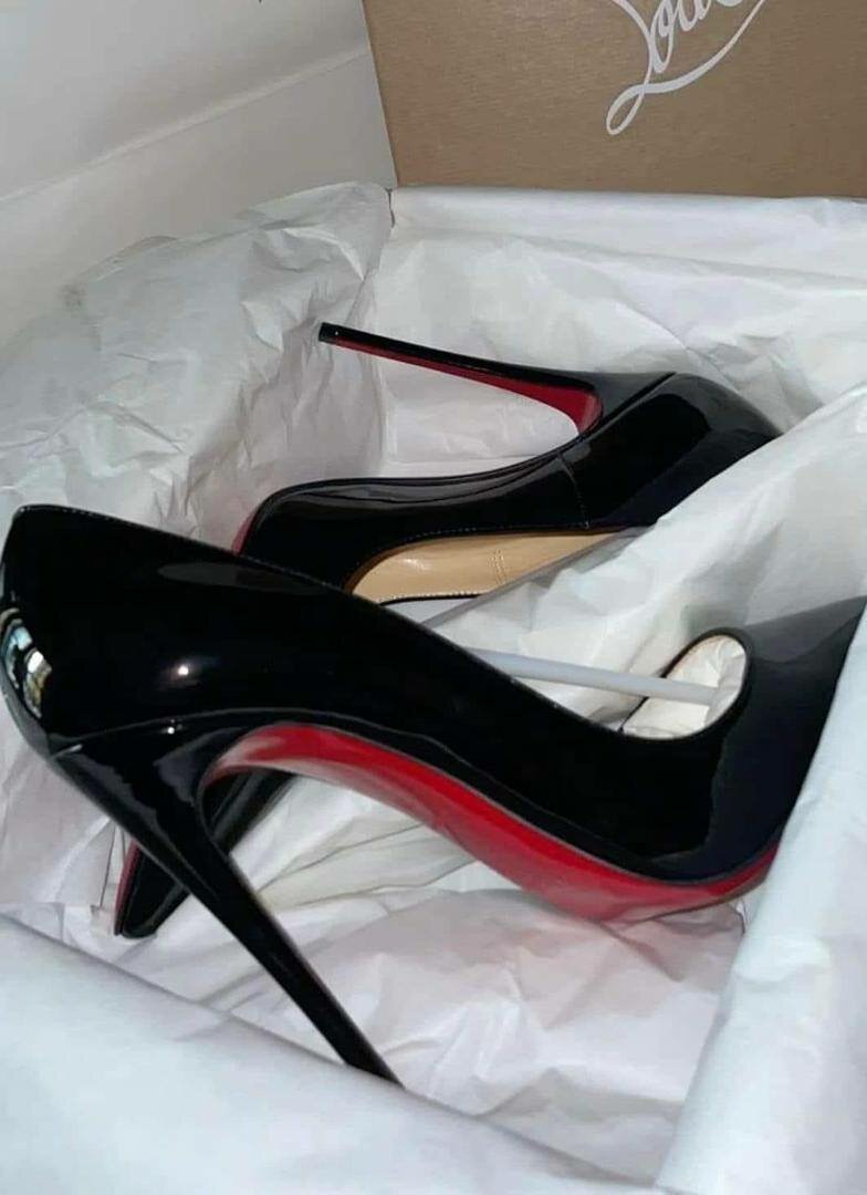 Talon , montre, et perruque