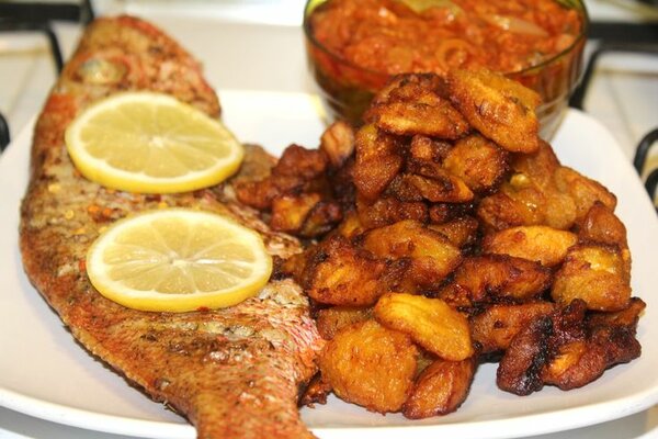 Poisson grillé et bananes plantain frites