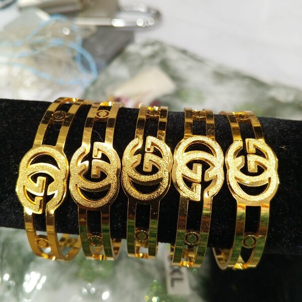 Bracelet en or design moderne