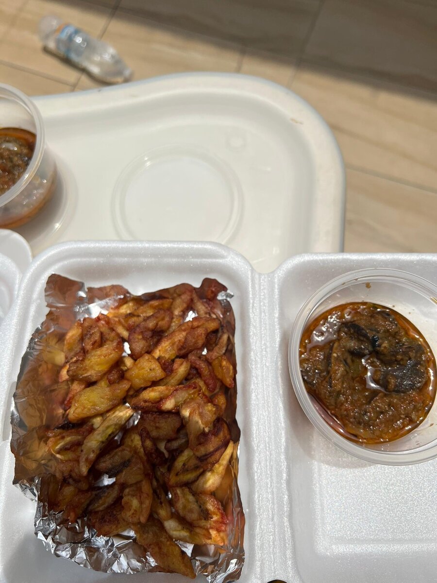 Frites de Plantain Croustillantes avec Sauce Épicée