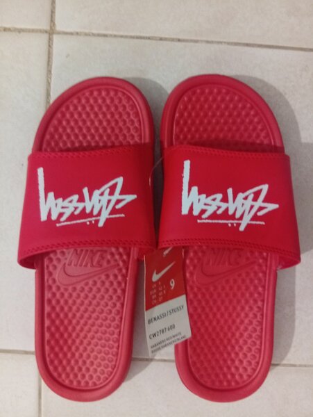 Claquettes rouges tendance