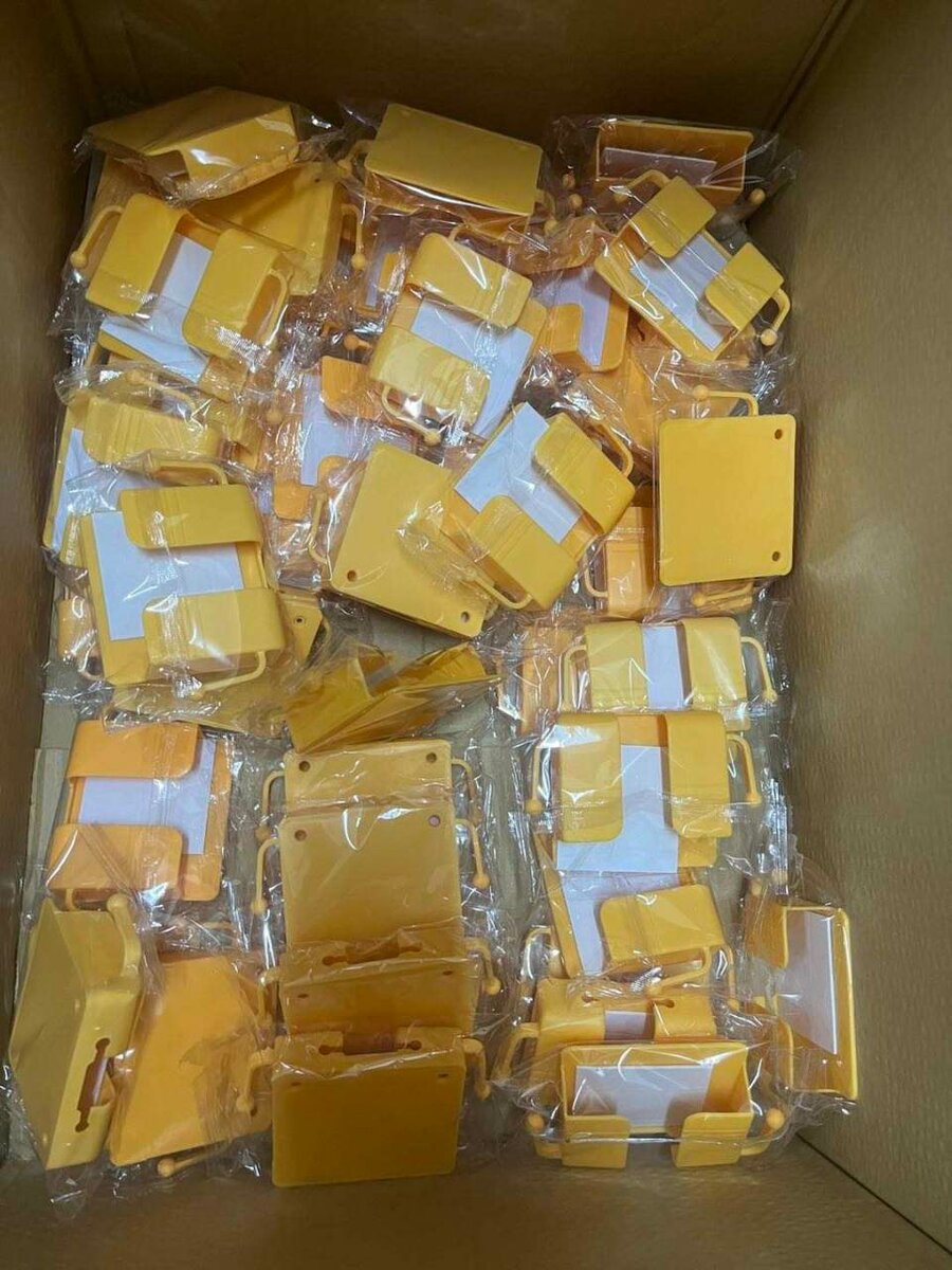 Porte-badge en plastique coloré