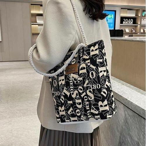 Sac cabas noir motifs lettrage blanc