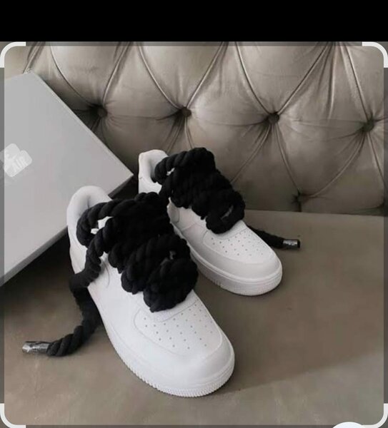 Baskets blanc avec lacets noirs