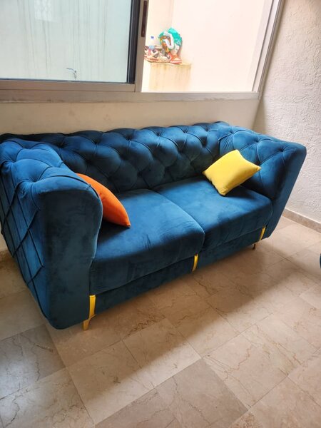 Canapé bleu avec les oreiller