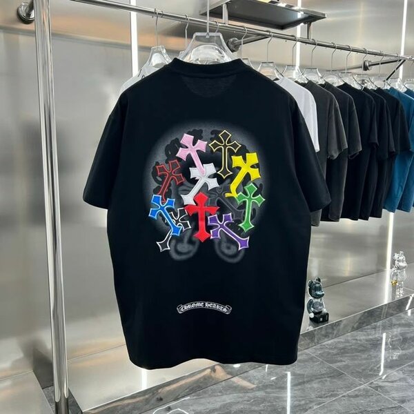 T-shirt noir avec croix colorées