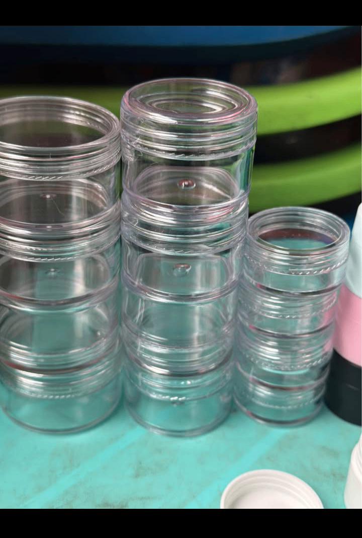 Petits pots en plastique vides avec couvercle