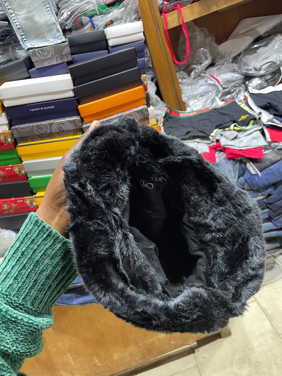 Chapeau en fourrure noire doux