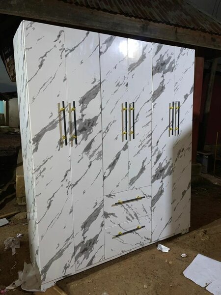 Armoire moderne en marbre blanc