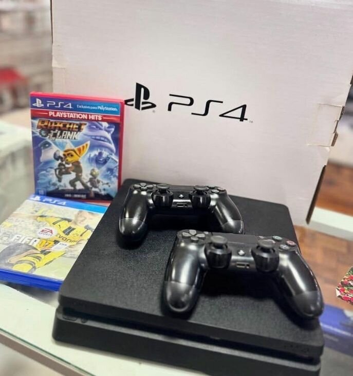 Console Sony PlayStation 4 avec 2 manettes