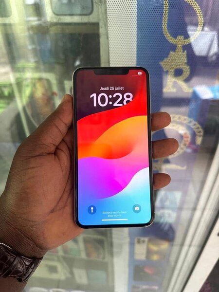 IPhone 11 Pro 64GB casi neuf troc possible