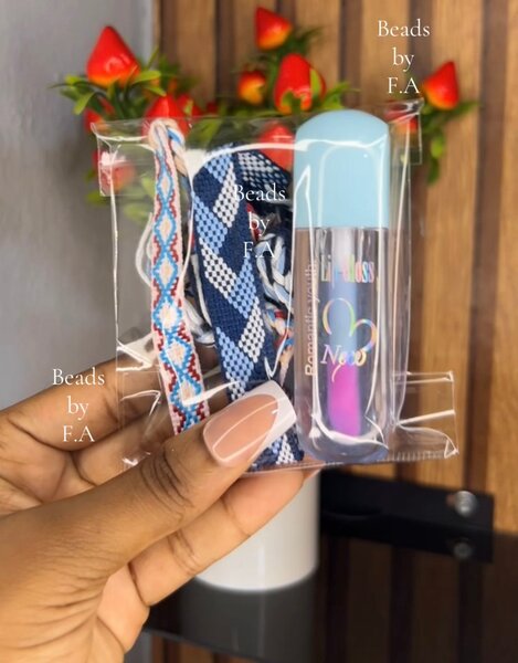 Bracelets colorés et baume à lèvres