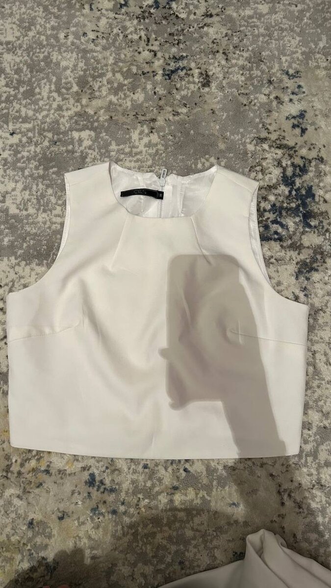 Белый топ на замочке