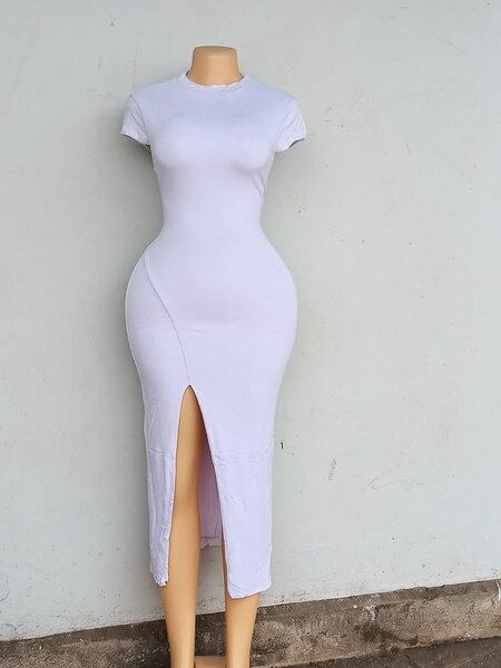 Robe blanche ajustée avec fente