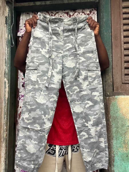 Pantalon cargo camouflage gris