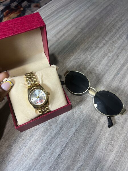 Lunettes et Montre Dorées