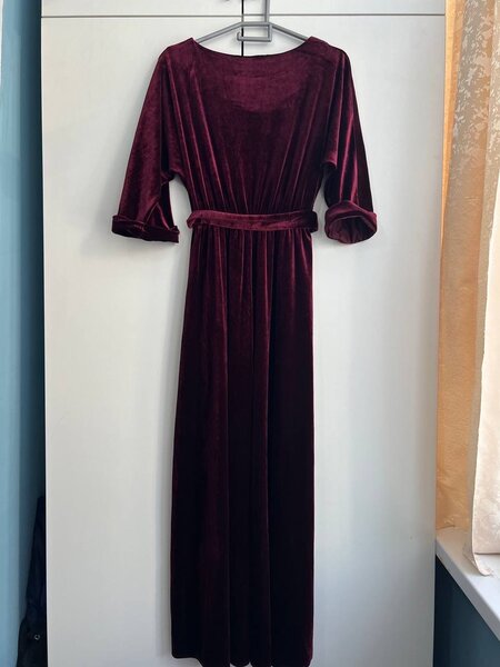 Велюровое платье в пол в трендовом оттенке