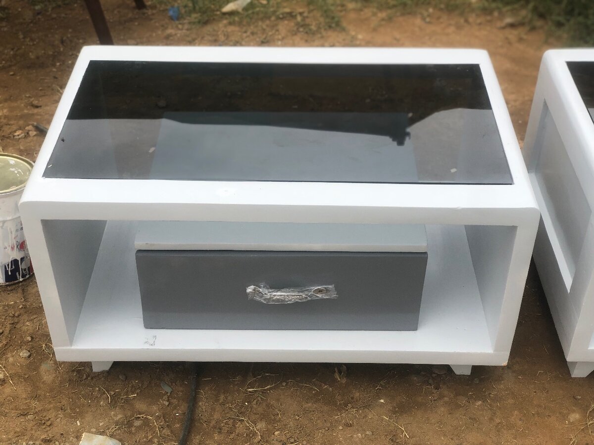 TABLE CENTRALE ET MEUBLES TÉLÉ