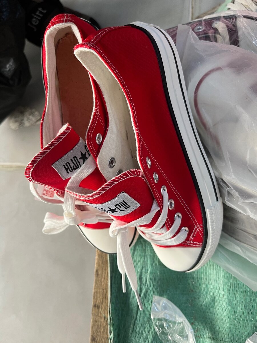 Tennis rouges classiques unisexes