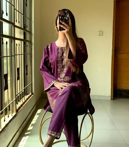 Ladies embroided 2pc suit in lilen fabric