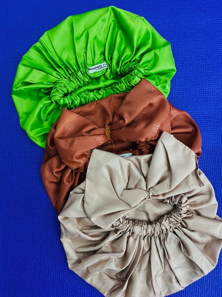 Bonnets en satin colorés