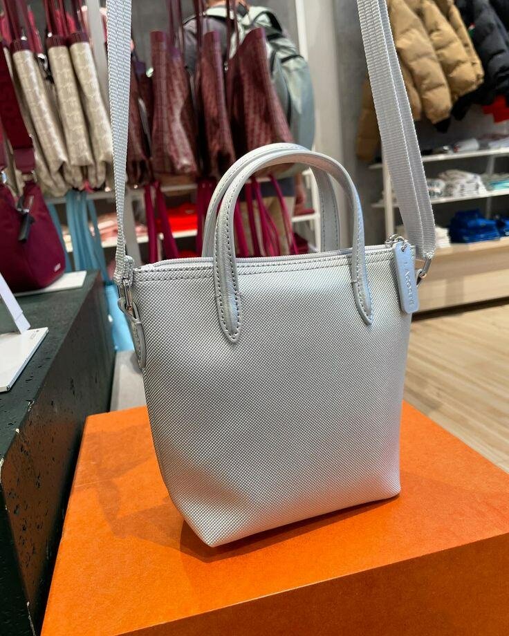 Sac bandoulière élégant Lacoste