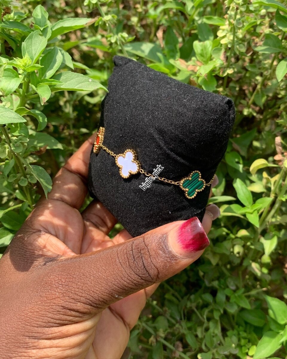 Multi Pearl Clover bracelet (multi colored)