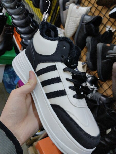 Утепленые кросовки Адидас коричневый цвет тоже есть