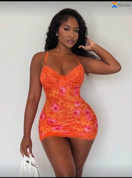 Robe orange en dentelle