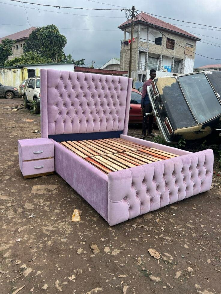 Lit design capitonné