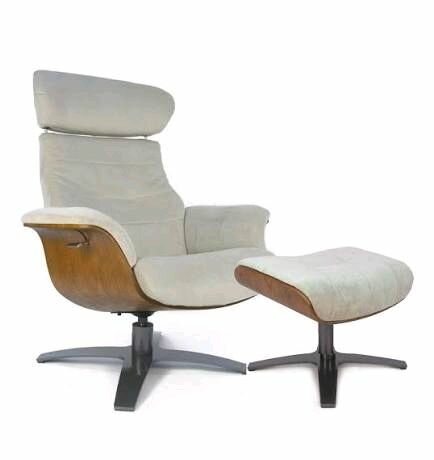 Fauteuil et repose-pied en cuir blanc