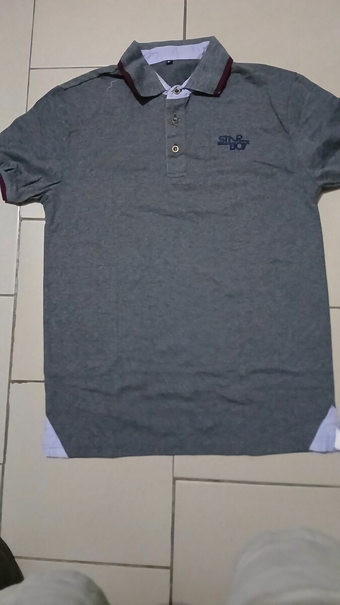 Un polo manches courtes