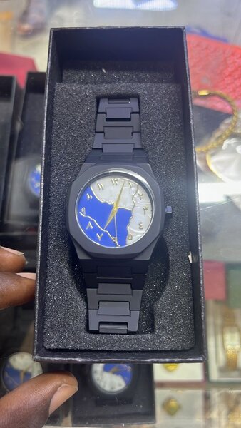 Montre design bleue élégante