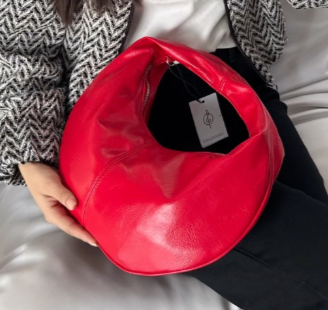 Яркая сумочка от Stradivarius красная