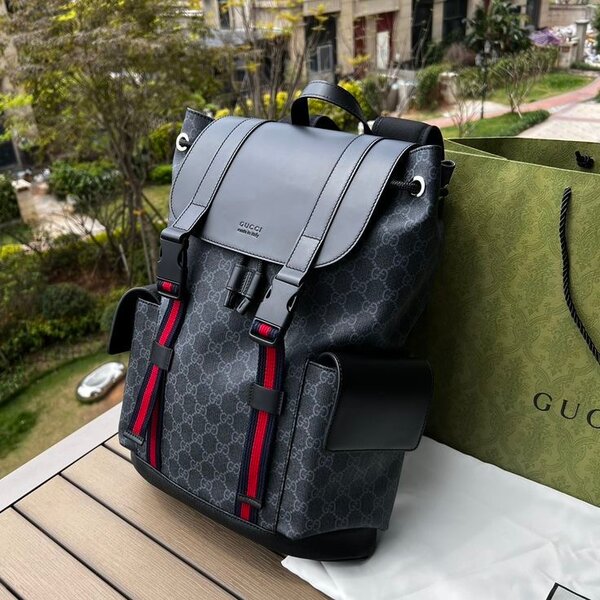 Sac à dos Gucci noir GG Supreme